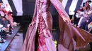 Model membawakan busana pada acara Palembang Fashion Week (PFW) 2019 di Palembang Icon, Sumsel, Minggu (10/3). Pagelaran PFW yang menampilkan 10 karya desainer lokal berdampak terhadap pertumbuhan industri fashion di Palembang. (Liputan6.com/Fery Pradolo)