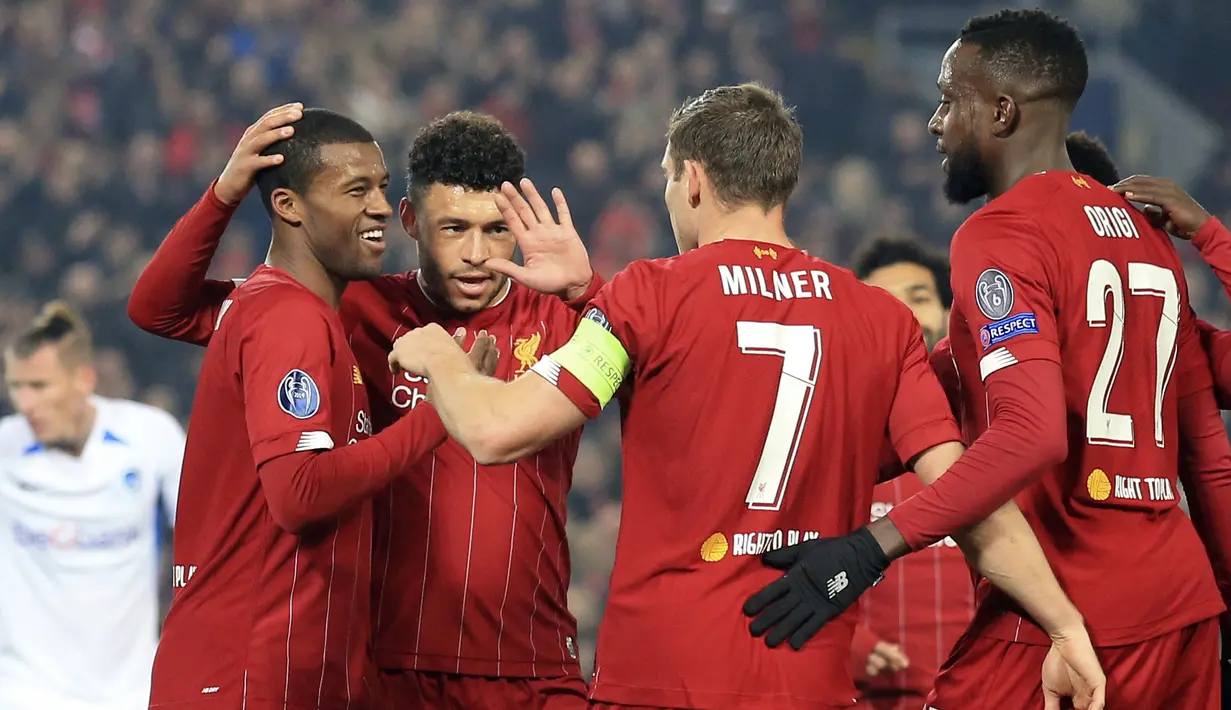 Gelandang Liverpool, Georginio Wijnaldum (kiri) berselebrasi dengan rekan-rekannya usai mencetak gol ke gawang KRC Genk pada pertandingan lanjutan Grup E Liga Champions di Stadion Anfield, Inggris (5/11/2019). Liverpool menang tipis 2-1 atas Genk. (AP Photo/Jon Super)