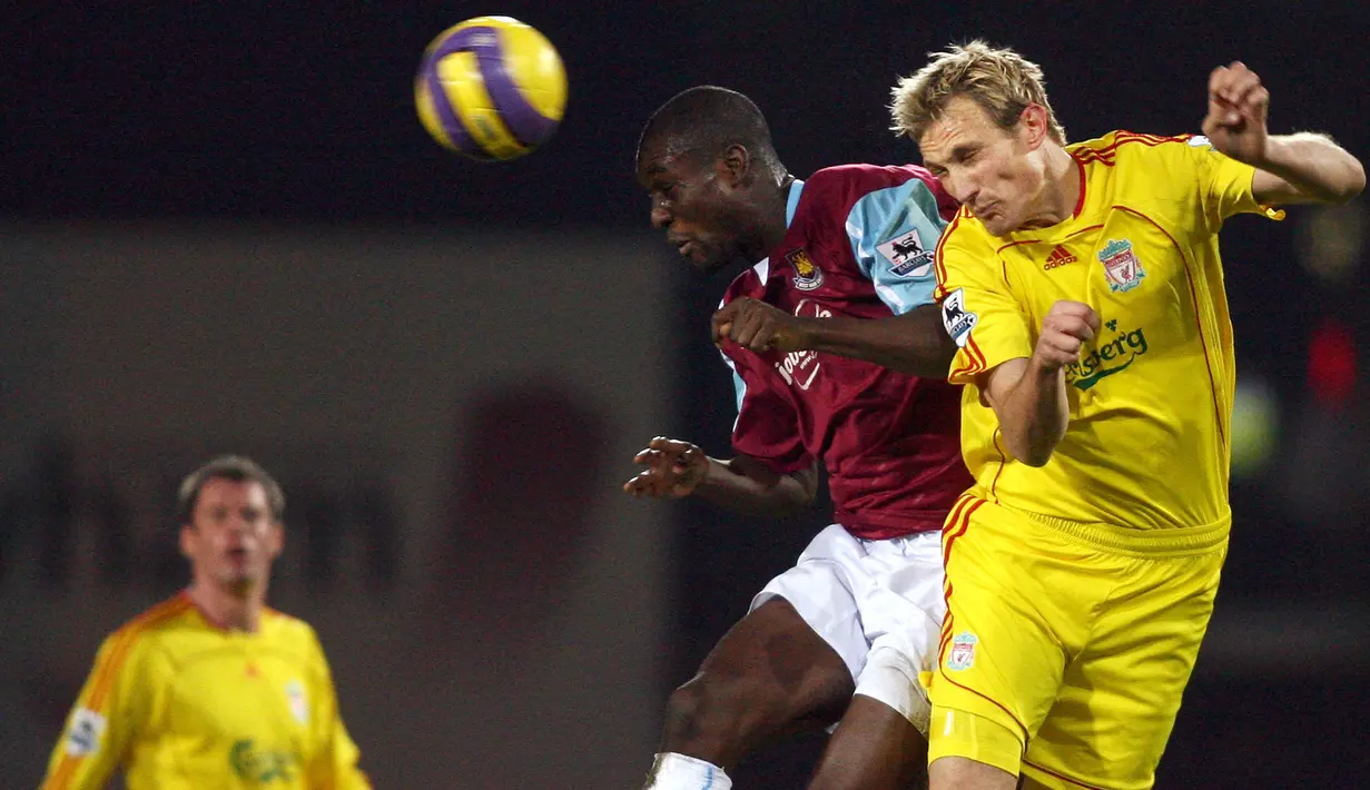 Striker West Ham, Carlton Cole, duel udara dengan bek Liverpool, Sami Hypia. Setelah tampil 33 laga dengan enam gol bersama Chelsea, penyerang 33 tahun itu dianggap kurang memuaskan dan dilego ke West Ham. (AFP/Adrian Dennis)