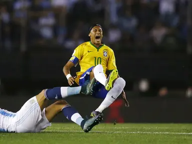 Penyerang Brasil, Neymar (kanan) terlihat kesakitan saat dilanggar bek Argentina, Nicolas Otamendi pada Kualifikasi Piala Dunia 2018 di Buenos Aires, Argentina, (13/11). Argentina bermain imbang dengan Brasil dengan skor 1-1. (REUTERS/Marcos Brindicci)