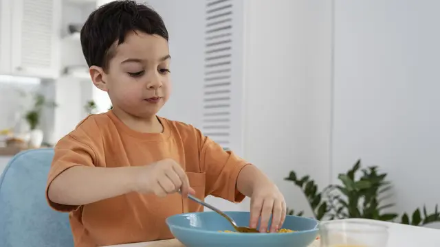 Ilustrasi Anak Makan