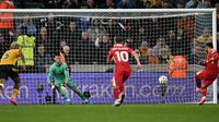 Penyerang Liverpool asal Mesir #11, Mohamed Salah, mencetak gol kedua tim dari titik penalti selama pertandingan&nbsp;Premier League&nbsp;antara Wolverhampton Wanderers dan Liverpool di Stadion Molineux di Wolverhampton, Inggris bagian tengah, pada tanggal 28 September 2024. (Paul ELLIS/AFP)