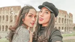 Nabila bersama sahabatnya yang juga selebgram, Cindy Priscilla, berlibur keliling Eropa. (Liputan6.com/IG/@nabilagardena)