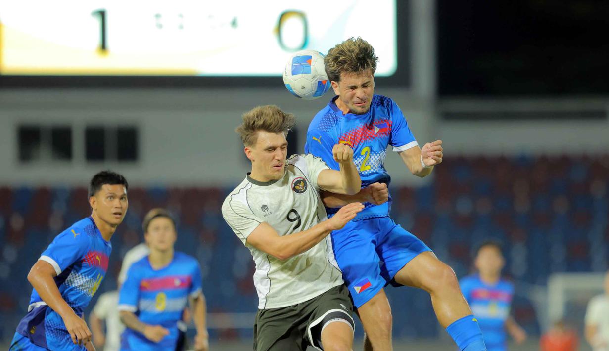 Penyerang Timnas Indonesia U-22, Mauro Nils Zijlstra (kiri depan) berebut bola atas dengan pemain Filipina, Noah River Leddel, pada laga perdana Grup C SEA Games 2025 di Stadion 700th Anniversary, Chiang Mai, Thailand, Senin (8/12/2025). Timnas Indonesia U-22 menutup laga perdana C SEA Games 2025 dengan kekalahan. (Bola.com/Bagaskara Lazuardi)