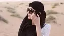 Berlibur ke Dubai, ibu satu anak ini tak lupa menggunakan kacamata. Finalis MTV VJ Hunt 2007 ini memilih kacamata unik berlensa gelap dengan ukiran yang cantik. (Liputan6.com/IG/@frandaaa87)