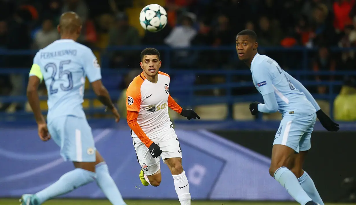 Gelandang Shakhtar Donetsk, Taison, berusaha mengejar bola saat melawan Manchester City pada laga Liga Champions di Stadion Metalist, Kharkiv, Rabu (6/12/2017). Shakhtar menang 2-1 atas City. (AFP/Genya Savilov)