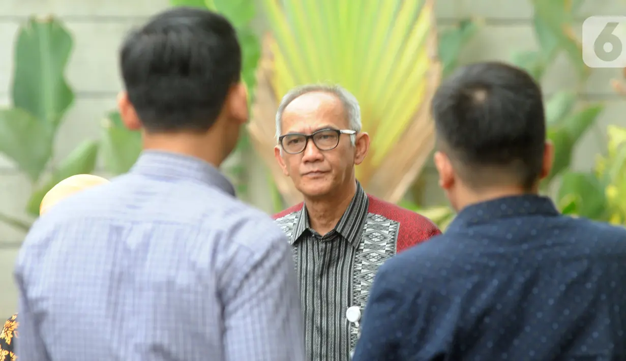 Sekjen Kementerian Perdagangan (Kemendag) Oke Nurwan (tengah) berjalan saat memenuhi panggilan KPK di Jakarta, Selasa (5/11/2019). Oke Nurwan dipanggil KPK sebagai saksi kasus dugaan suap impor bawang putih, untuk tersangka anggota DPR I Nyoman Dhamantra. (merdeka.com/Dwi Narwoko)