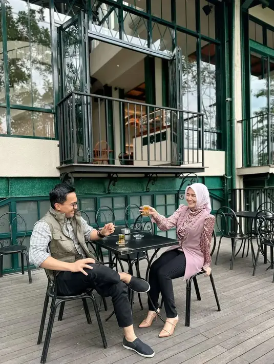 Sejak saat itu, Sahrul mulai dekat dengan Dine. Sahrul dan Dine makin intens bertemu. Selain itu, keduanya punya background sama, dan juga sama-sama di  dunia politik. "Karena dia punya banyak temen, terus aku juga punya keluarga kedua dengan keluarganya. Ya udah lebih ngerasa cocok aja," imbuh Sahrul Gunawan. [Instagram/sahrulgunawanofficial]