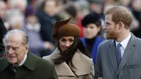 Pangeran Philip menghadiri tradisi perayaan Hari Natal Kerajaan di Sandringham, Skotlandia, bersama Meghan Markle dan Pangeran Harry, pada 2017. (dok. Adrian DENNIS / AFP)