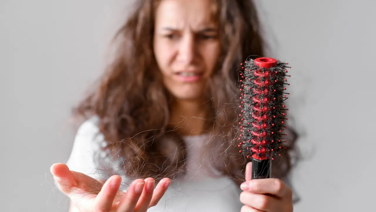 Penyebab Rambut Rontok pada Wanita, Kenali Faktor dan Cara Mengatasinya