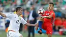 Alexis Sanchez mengontrol bola dari gangguan pemain Meksiko dalam perempat final Copa America Centenario 2016 di Stadion Levis, Santa Clara, AS, Minggu (19/6/2016). (AFP/Beck Diefenbach)