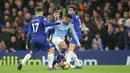 Striker Manchester City, Gabriel Jesus berusaha melewati dua pemain Chelsea, Marcos Alonsodan Mateo Kovacic selama pertandingan lanjutan Liga Premier Inggris di Stamford Bridge di London (8/12). Chelsea menang 2-0 atas City. (AP Photo/Tim Ireland)