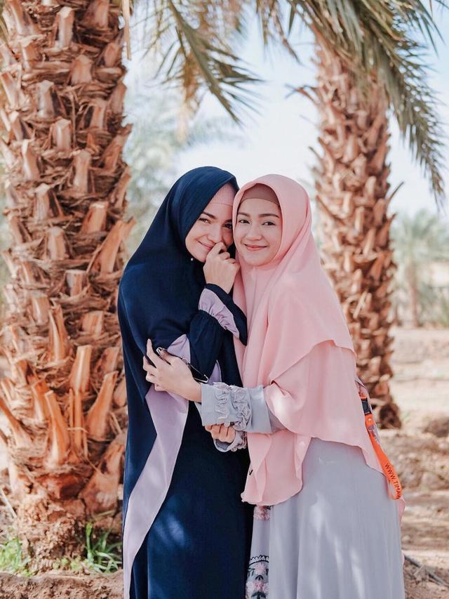 6 Penampilan Enzy Storia saat Pakai Hijab, Curi Perhatian