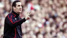 Sunderland manager Ricky Sbragia directs his players against Arsenal during their English Premier League football match at The Emirates Stadium in London on February 21, 2009. AFP PHOTO/PAUL ELLIS