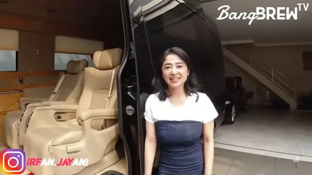 8 Potret Fasilitas Mobil Dewi Perssik Bernilai 2,7 Miliar, Dilengkapi Kursi Pijat