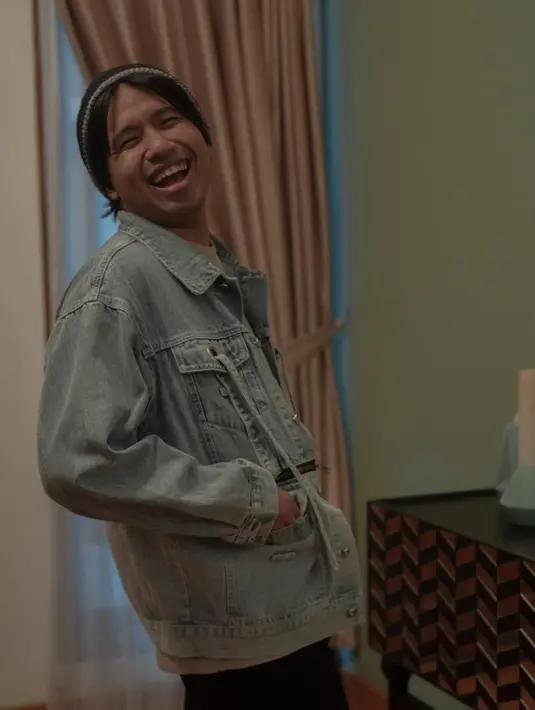 Denim menjadi busana pilihan banyak orang karena bisa memberikan kesan santai dan stylish. Hal itu juga dilakukan oleh Joshua Suherman, Pemain film Yowis Ben ini tampil keren dengan jaket denim. (Liputan6.com/IG/@jojosuherman)