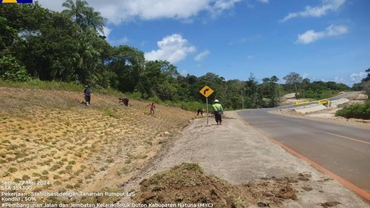 Kementerian Pekerjaan Umum dan Perumahan Rakyat (PUPR) menggenjot pembangunan jalan dan jembatan pada ruas Teluk Buton-Klarik di Kabupaten Natuna, Kepulauan Riau