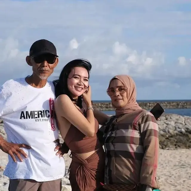 Wika Salim Bareng Ayah dan Ibu