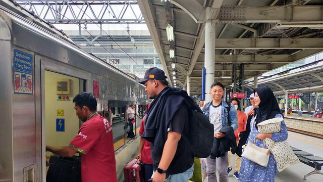 Kereta Jarak Jauh di Stasiun Jatinegara