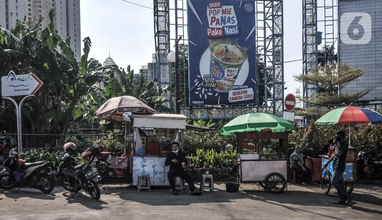 Sejumlah pengunjung berada di warung makan setelah mengetahui Taman Impian Jaya Ancol ditutup sementara, Jakarta, Minggu (16/5/2021). Pemprov DKI Jakarta melalui Dinas Pariwisata dan Ekonomi Kreatif menutup sementara wisata Ancol pada 16-17 Mei 2021. (merdeka.com/Iqbal S. Nugroho)