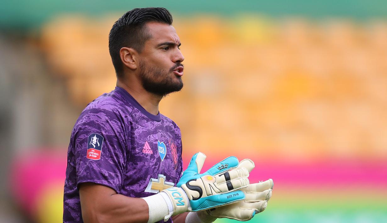 Sergio Romero. Kiper berusia 34 tahun ini didatangkan Manchester United dari Sampdoria pada 2015/2016 untuk melapis David De Gea. Musim lalu ia tidak tampil sekalipun akibat kedatangan Dean Henderson. Ia hampir bergabung dengan Granada musim ini, namun gagal. (Foto: AFP/Pool/Catherine Ivill)