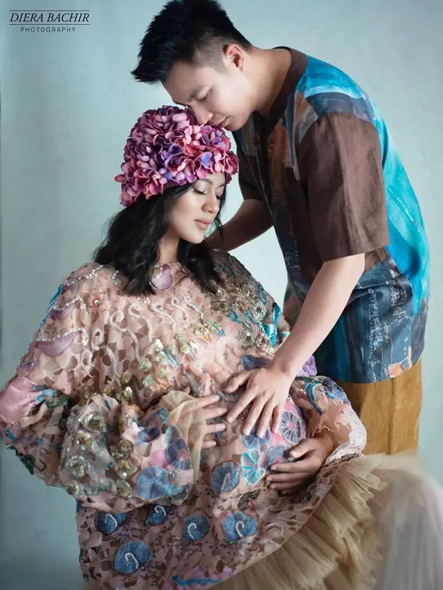 6 Pesona Maternity Shoot Paula Verhoeven, Cantik dengan Konsep Bunga