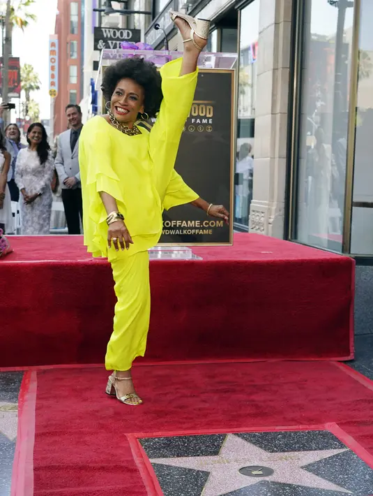 Aktris AS, Jenifer Lewis melakukan tendangan kaki setelah menerima bintang di Hollywood Walk of Fame saat upacara  penghargaan, di Los Angeles, Jumat, 15 Juli 2022. Plakat itu berada di sebelah mendiang legenda layar lebar Katharine Hepburn, yang tetap menjadi salah satu aktris favoritnya sepanjang masa. (AP Photo/Chris Pizzello)