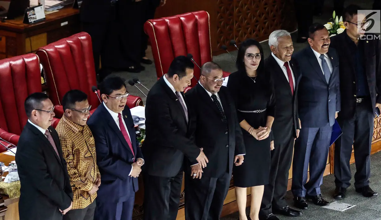 Ketua Pansus Pelindo II Rieke Dyah Pitaloka (empat kanan) berfoto bersama dengan pemimpin DPR saat Rapat Paripurna DPR, Jakarta, Kamis (25/7/2019). Pansus juga merekomendasikan dibatalkannya perpanjangan kontrak antara PT Pelindo II dengan Hutchison Port Holdings (HPH). (Liputan6.com/JohanTallo)