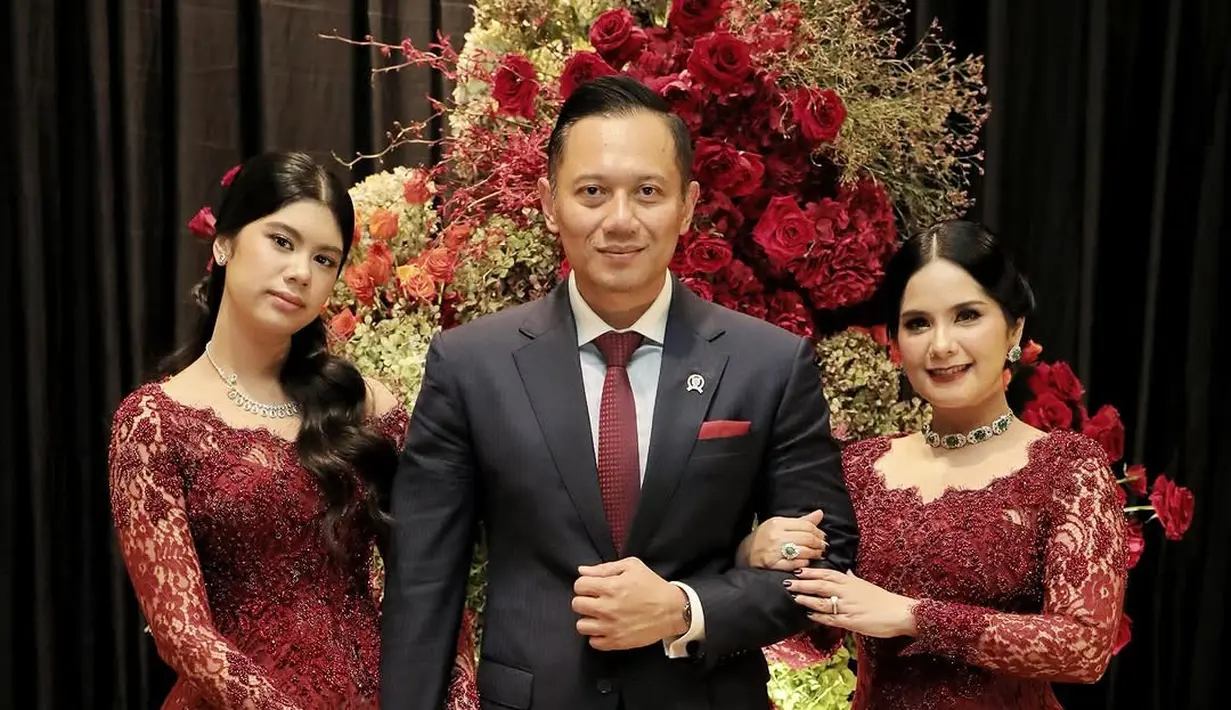 Annisa Pohan dan putri tunggalnya, Almira, kembali tampil kembar bak adik kakak. Kali ini, pasangan ibu dan anak tersebut tampil kembar di resepsi pernikahan Rasyid Rajasa [@agusyudhoyono]