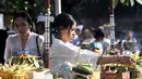 Umat Hindu meletakkan persembahannya sebelum berdoa untuk merayakan Hari Raya Galungan di sebuah pura, Denpasar, Bali, Rabu 17 Juni 2026. (SONNY TUMBELAKA/AFP)