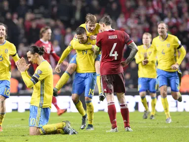 Pemain Swedia Zlatan Ibrahimovic (kiri) merayakan kemenangan usai laga kualifikasi piala Eropa Prancis 2016 di Stadion Parken, Kopenhagen,Rabu (18/11/2015) dini hari WIB.  (AFP Photo/Jonathan Nackstrand) 