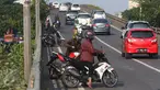 Pengendara sepeda motor melawan arus di fly over kawasan Kemayoran, Jakarta, Kamis (18/8). Meskipun berbahaya, namun aksi nekat tersebut tetap dilakukan pengendara untuk menghindari razia kendaraan bermotor. (Liputan6.com/Immanuel Antonius)