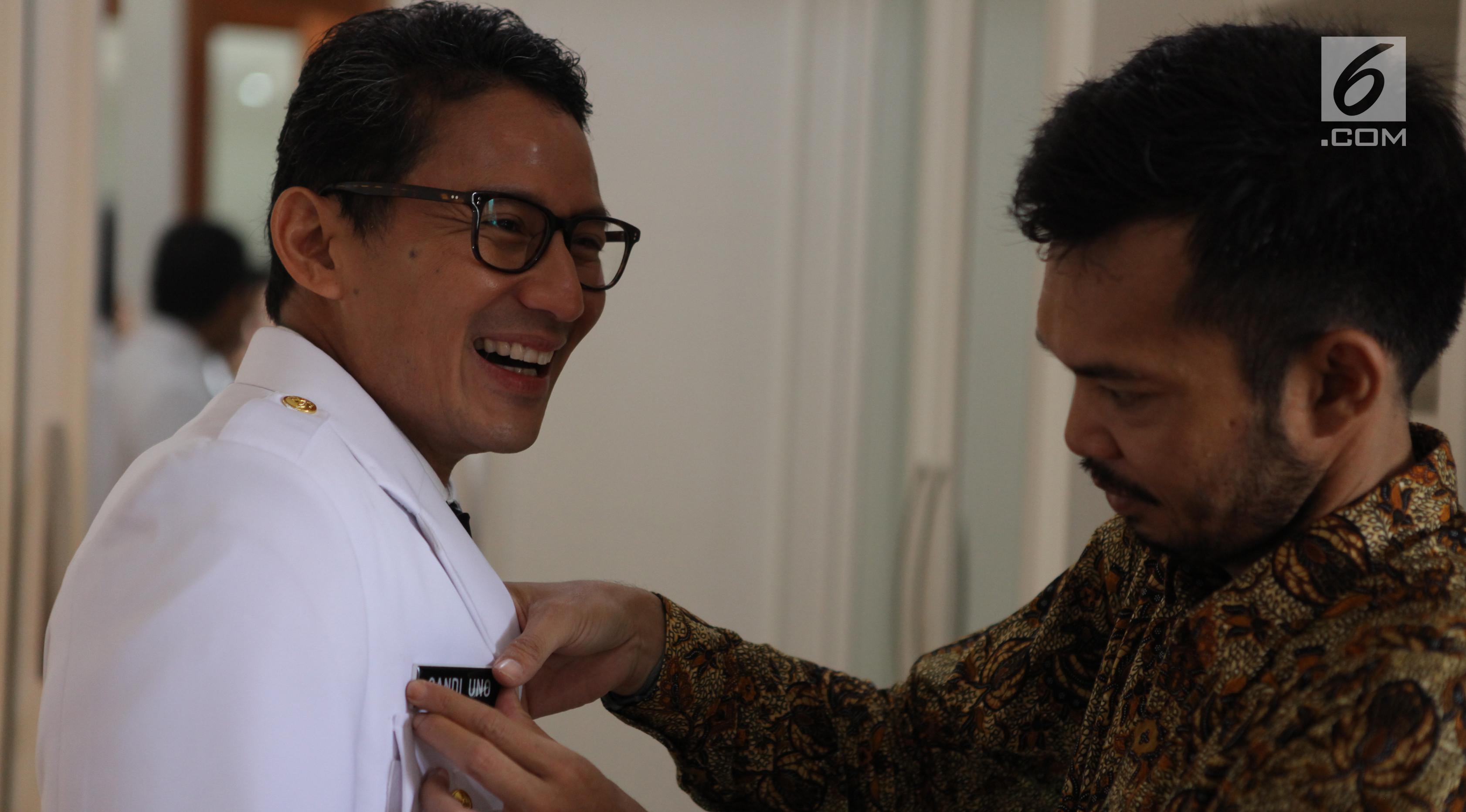 Wakil Gubernur DKI Jakarta terpilih Sandiaga Uno melakukan persiapan sebelum menjalani pemotretan dengan pakaian dinas upacara (PDU) di kawasan Kebayoran Baru, Jakarta Selatan, Kamis (12/10). (Liputan6.com/Pool/Tim Anies-Sandi)