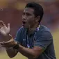 Asisten pelatih Timnas Indonesia, Bima Sakti, memberikan instruksi saat melawan Kamboja pada laga SEA Games di Stadion Shah Alam, Selangor, Kamis (24/8/2017). (Bola.com/Vitalis Yogi Trisna)