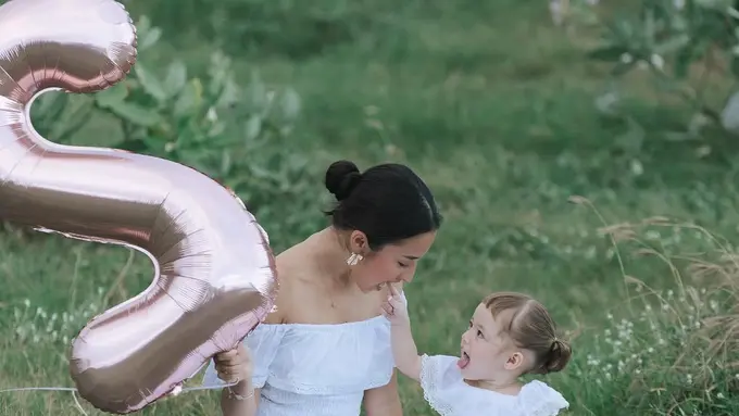 Gaya serba putih Jennifer Coppen senada dengan putrinya saat ulang tahun Kamari ke-2. [@jennifercoppenreal20]