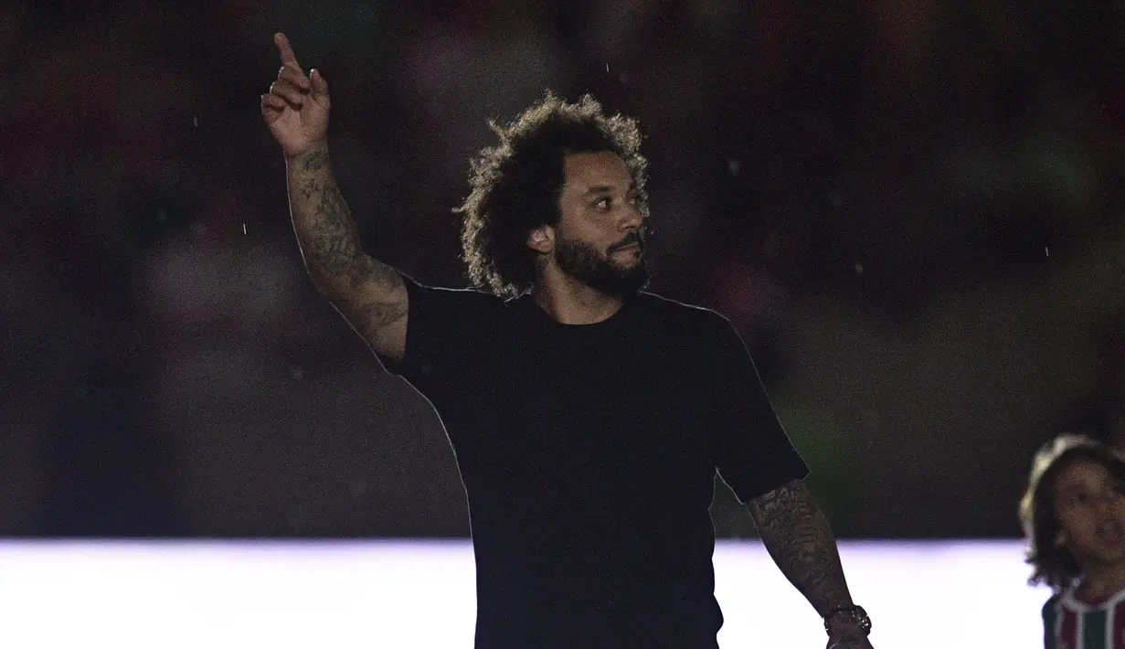 <p>Bek Brasil Marcelo memberi isyarat selama presentasi resminya sebagai pemain baru Fluminense di stadion Maracana di Rio de Janeiro, Brasil pada 10 Maret 2023.Kepastian Marcelo kembali ke klub awal kariernya, Fluminense, sudah diumumkan akhir bulan lalu. (AFP/Carl De Souza)</p>