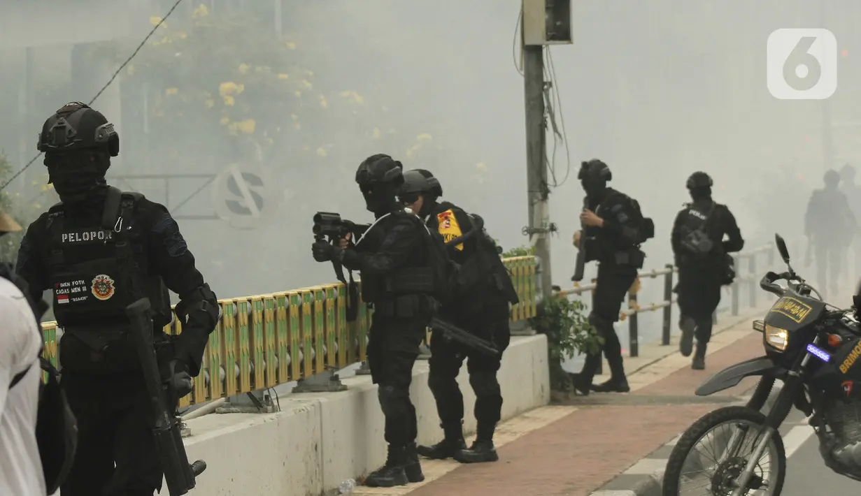 Aparat kepolisian menembakkan gas air mata untuk membubarkan massa aksi demo mahasiswa di depan Gedung DPR, Jakarta, Senin (11/4/2022). Mahasiswa yang tergabung dalam aliansi BEM SI menggelar unjuk rasa besar-besaran di depan Gedung DPR/MPR RI, Senin ini. (Liputan6.com/Angga Yuniar)
