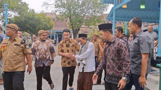 Momen Langka Raja Kembar Keraton Surakarta Kompak Salat Jumat di Masjid Agung