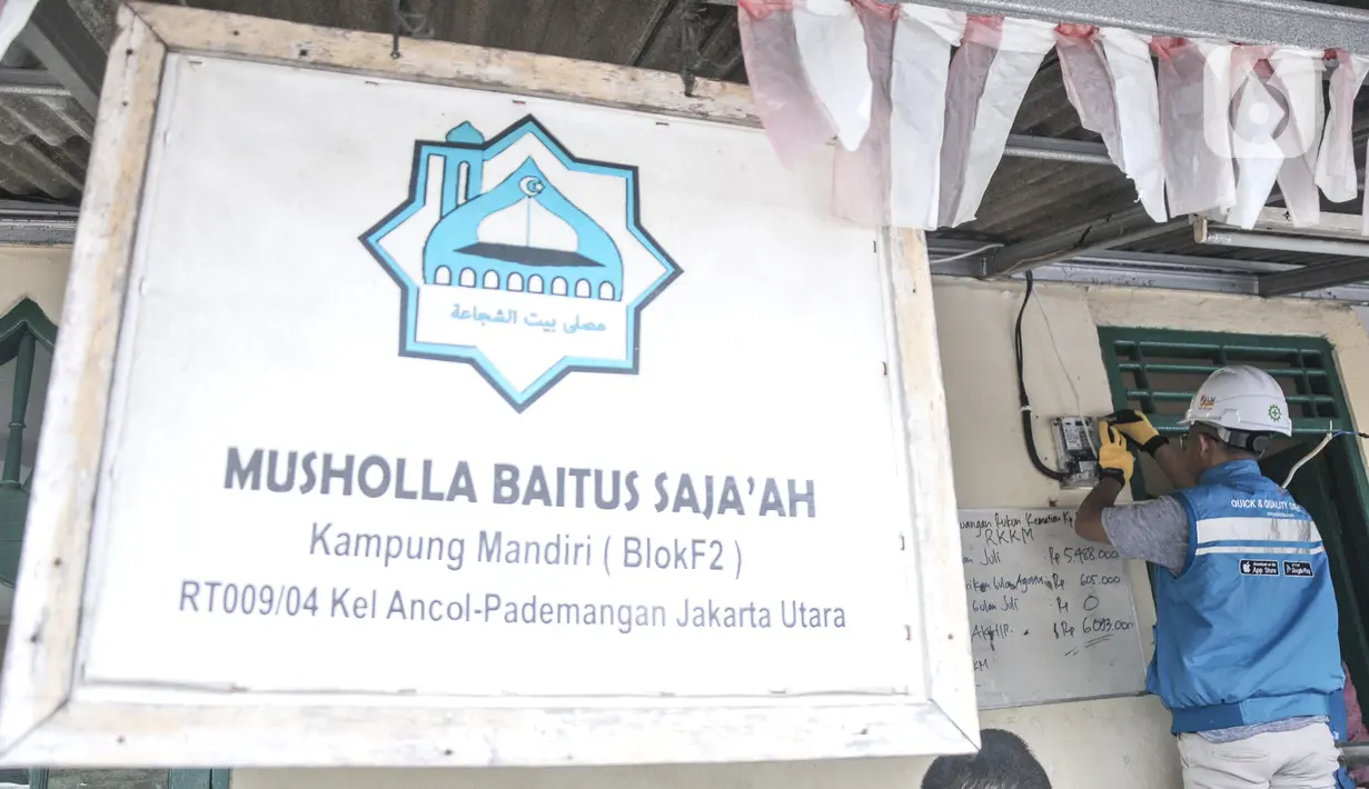 Pengecekan dilakukan untuk memastikan pasokan listrik di Musala Baitus Saja'ah dalam kondisi aman. (merdeka.com/Iqbal S. Nugroho)
