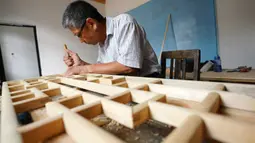 Pekerja membuat komponen kayu dengan teknik tradisional untuk rumah kuno di Distrik Xiangdu, Kota Xingtai, China, 14 Juli 2020. Pemerintah setempat tahun ini menjalankan proyek renovasi rumah kuno untuk merevitalisasi rumah-rumah tua dan memelihara warisan budaya arsitektur kuno. (Xinhua/Zhu Xudong)