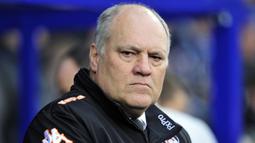 Martin Jol. Pelatih berusia 66 tahun yang kini menjabat sebagai direktur teknik ADO Den Haag sejak Juli 2020 ini pernah membesut dua klub di Liga Inggris. Tottenham Hotspur ditanganinya November 2004 hingga Oktober 2007. Sementara Fulham di awal musim 2011/2012 hingga Desember 2013. (AFP/Glyn Kirk)
