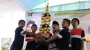 Mantan Ketua KPK Antasari Azhar foto bersama sambil memegang piala saat acara pengajian di Lapas Kelas I Tangerang, Selasa (8/11). (Liputan6.com/Helmi Afandi)