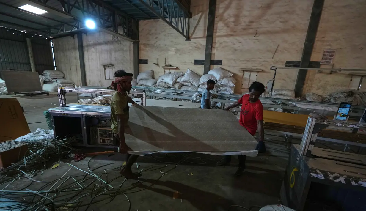 Penutupan Selat Hormuz akibat konflik antara Amerika Serikat, Israel, dan Iran mengganggu pasokan gas alam cair (LPG) dan propana yang merupakan bahan bakar vital tungku pembakaran keramik. Tampak dalam foto, para pekerja migran membawa ubin keramik di sebuah pabrik di Morbi, negara bagian Gujarat, India, Rabu 8 April 2026. (AP Photo/Ajit Solanki)