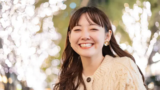 tertawa lepas santai kalem manis