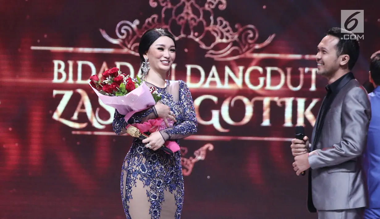 Ekspresi Zaskia Gotik saat kekasihnya Ryan melamar dirinya di acara Konser Lebaran yang bertajuk Bidadari Dangdut di Studio 5 Indosiar, Jakarta, Senin (3/7). (Liputan6.com/Herman Zakharia)