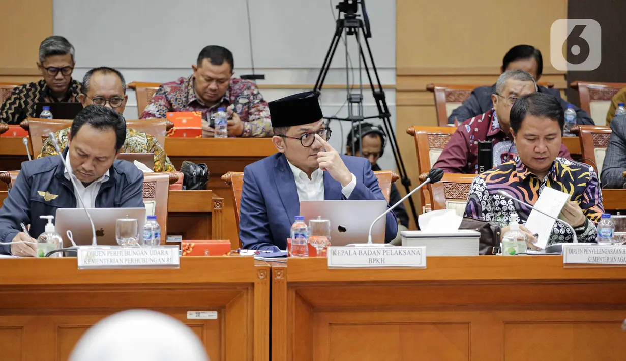 Dirjen Penyelenggaraan Haji dan Umrah (PHU) Hilman Latief (kanan) dan Kepala Badan Pengelola Keuangan Haji (BPKH) Fadlul Imansyah (tengahi) memberikan paparan saat rapat dengar pendapat bersama Komisi VIII DPR di Kompleks Parlemen, Senayan, Jakarta, Rabu (8/2/2023). Rapat tersebut membahas masukan atas hasil peninjauan tim panja Biaya Penyelenggaraan Ibadah Haji (BPIH) Komisi VIII DPR ke Arab. (Liputan6.com/Faizal Fanani)