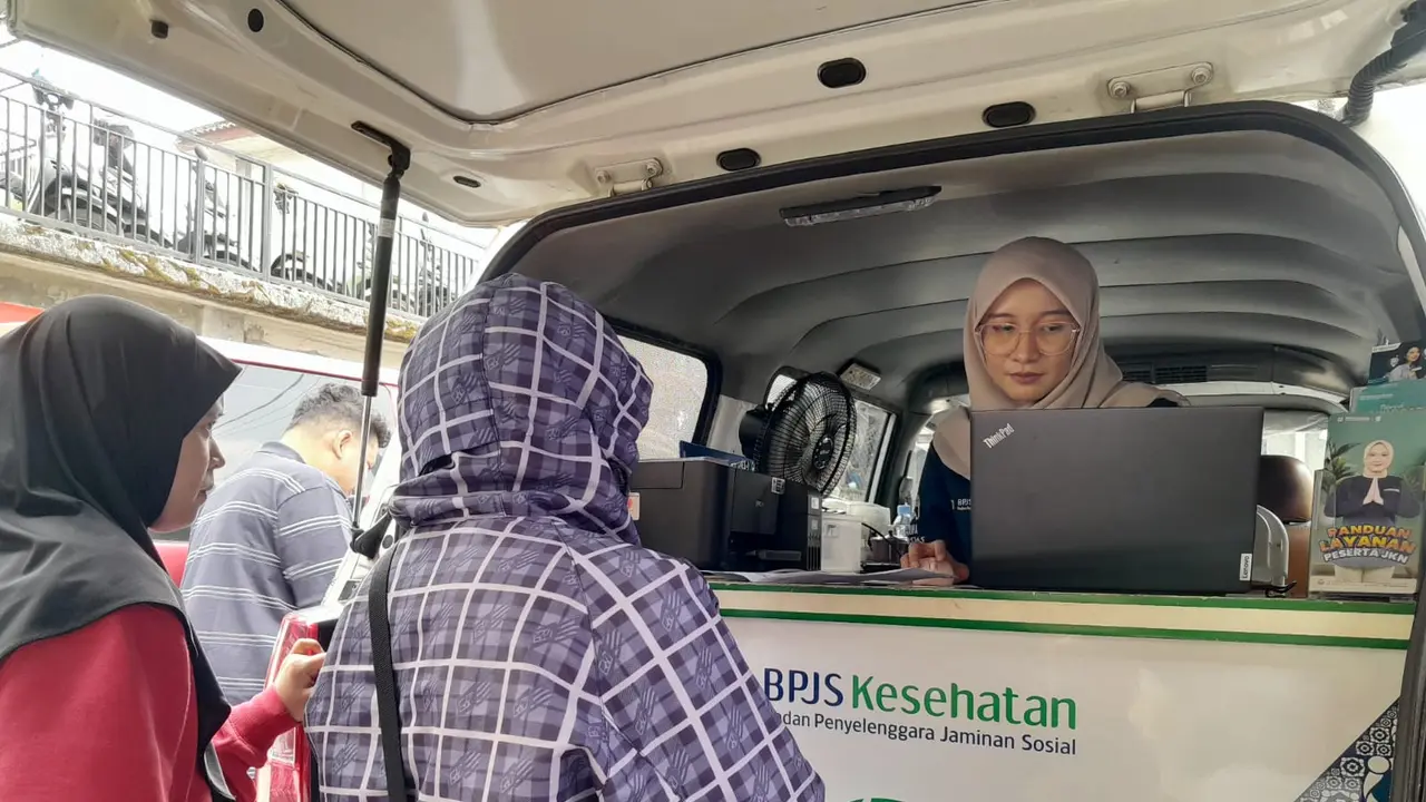 Warga urus administrasi JKN lewat BPJS Keliling di Pangalengan, Kabupaten Bandung. (Foto: Benedikta Desideria/Liputan6.com)