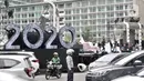 Kendaraan melintasi panggung hiburan yang disiapkan untuk menyambut malam pergantian tahun di Bundaran HI, Jakarta, Selasa (31/12/2019). Panggung megah disiapkan untuk memeriahkan Car Free Night dan pergantian tahun baru 2020 dengan menghadirkan sejumlah artis papan atas. (merdeka.com/Iqbal Nugroho)