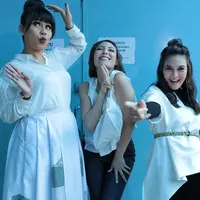 Belakangan ini, di kalangan selebriti tanah air muncul sejumlah geng.  Selain Girl Squad, kini ada lagi yang namanya geng Menteri Ceria, yang beranggotakan Luna Maya, Melaney Ricardo, Ayu Dewi, Edric Tjandra dan Iwet Ramadhan. (Adrian Putra/Bintang.com)