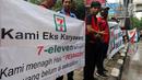 Karyawan Eks 7-Eleven membentangkan spanduk saat Demo di depan Kantor Pengusaha Sungkono Honoris, Jakarta, Rabu (9/1). Mereka menuntut pembayaran uang pesangon yang sampai saat ini belum mereka terima semenjak 7-Eleven tutup. (Liputan6.com/Johan Tallo)